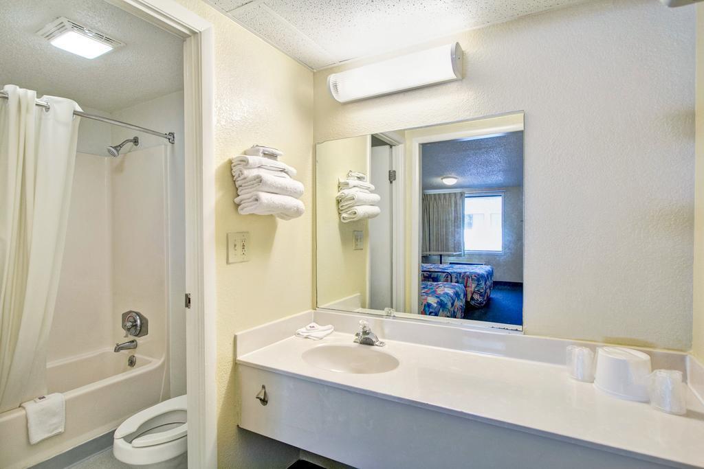 Super 8 By Wyndham Aberdeen Southern Pines Екстериор снимка