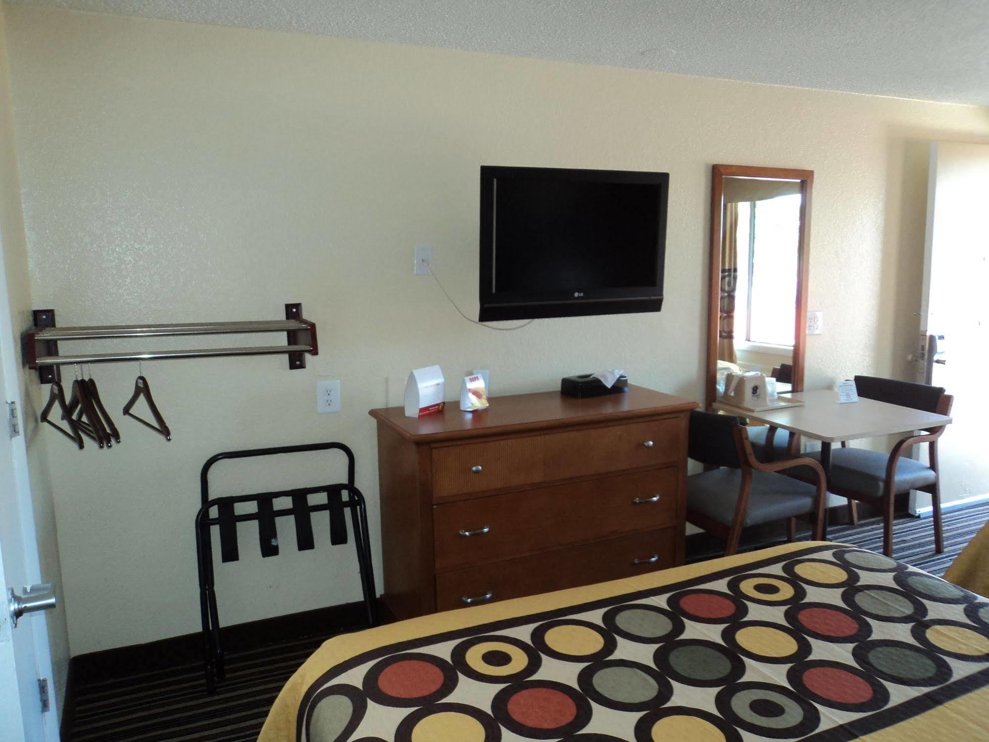 Super 8 By Wyndham Aberdeen Southern Pines Екстериор снимка